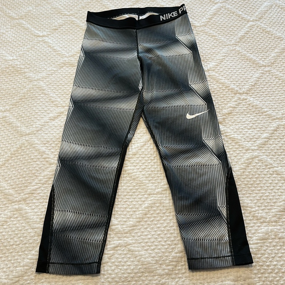 Nike Pro Dry-Fit Black and White Women’s Capri Leggings Size M
